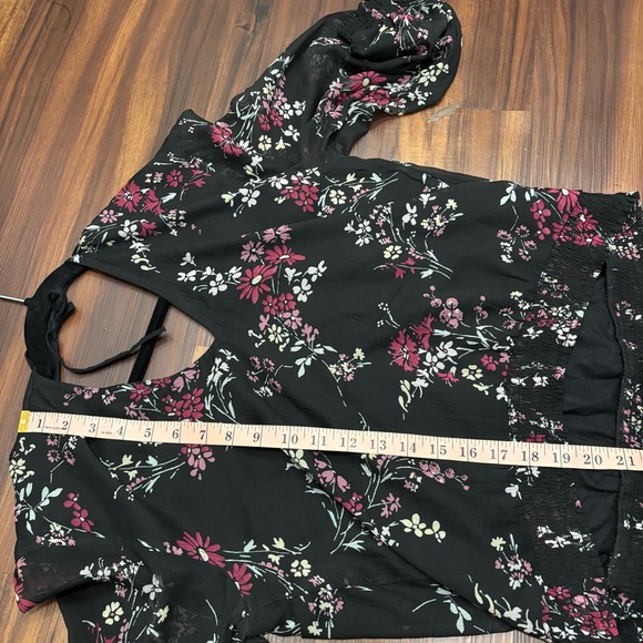 Abercrombie & Fitch Women’s Medium Black Floral Blouse V-neck Top - Picture 5 of 6